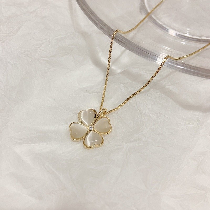 18K Gold-Plated Titanium Steel Four-Leaf Clover Necklace with Cat's Eye Stone