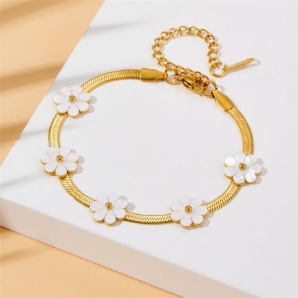 ⁦18K Gold-Plated Daisy Chain Titanium Steel Bracelet⁩ - الصورة ⁦6⁩