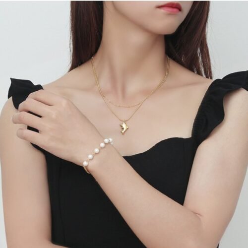 Elegant Pearl and Metal Toggle Clasp Bracelet