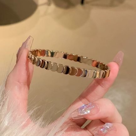 Sleek Disc Bangle - 18K Gold Plated Titanium Steel - 이미지 3