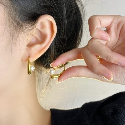 Crescent Pearl Drop Earrings - 画像 (2)