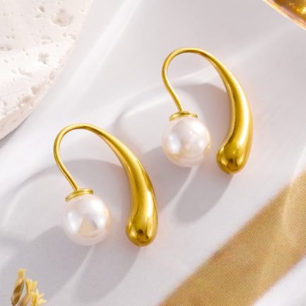 Crescent Pearl Drop Earrings - 画像 (4)