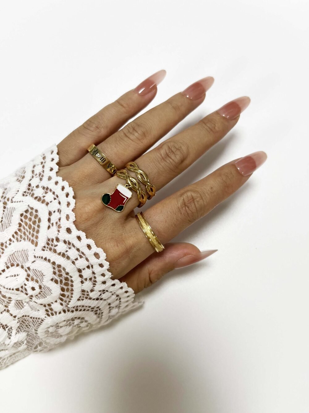 Festive Vine Stocking Ring - Image 2