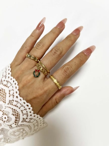 ⁦Yuletide Wreath Charm Ring⁩ - الصورة ⁦2⁩