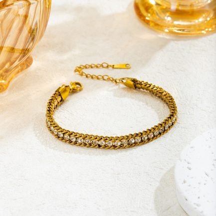 Opulent Herringbone Crystal Bracelet - 画像 (2)