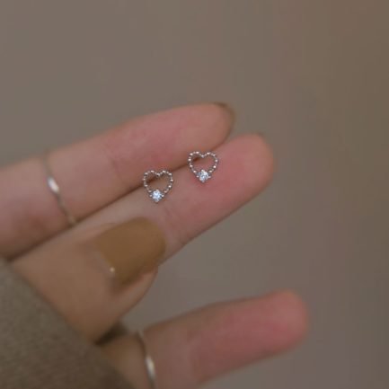 Petite Heart Dotted Studs - Imagen 3
