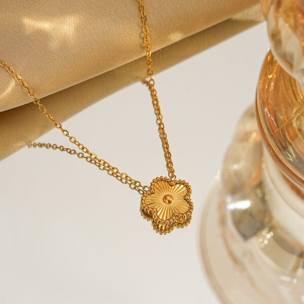 Elegant Clover Jewelry Collection – Necklaces, Sets & Charms