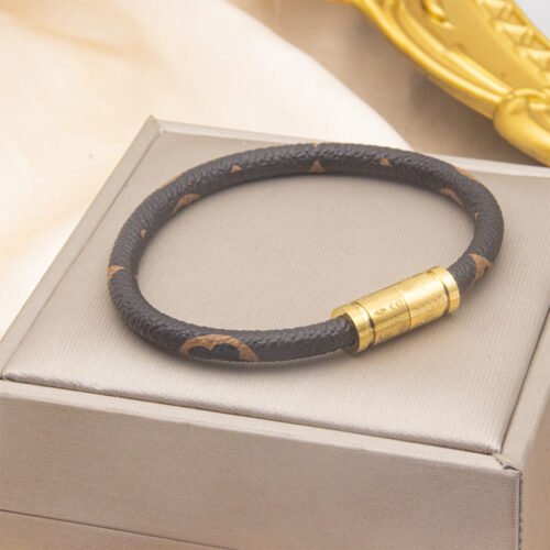Luxe Clover Leather Bracelet – 18K Gold Plated Magnetic Clasp