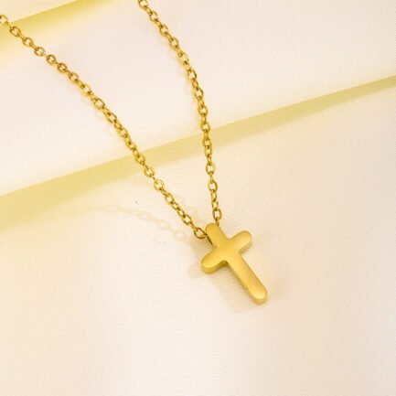 Sanctity 18K Gold Plated Cross Pendant Necklace - Imagen 3