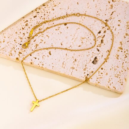 Sanctity 18K Gold Plated Cross Pendant Necklace - Imagen 2