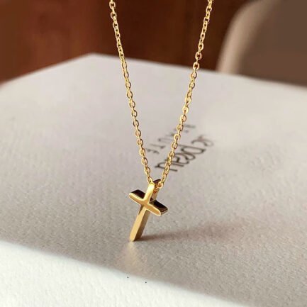 Sanctity 18K Gold Plated Cross Pendant Necklace - Imagen 4