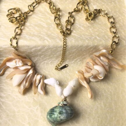 Trochus Cascade 18K Gold Plated Titanium Shell Necklace – Bild 3