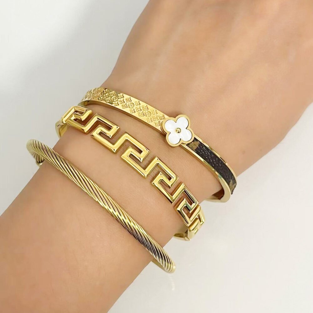 Clover Mother Pearl 18K Gold Bangle - Image 2