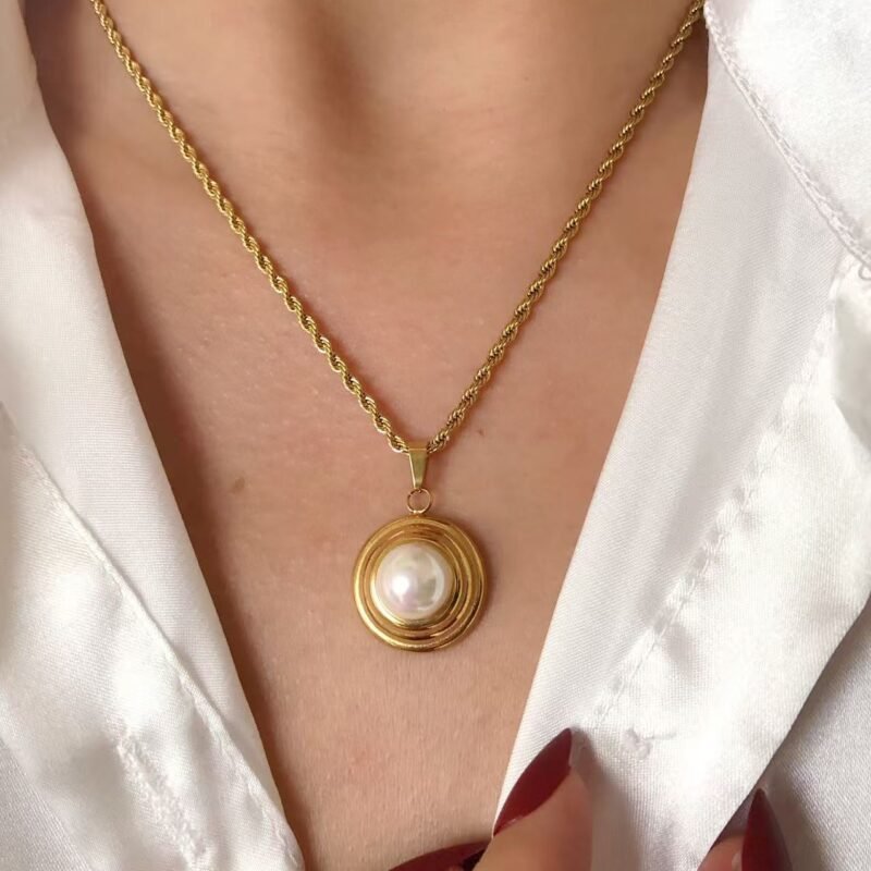 Nest Pearl Pendant Necklace