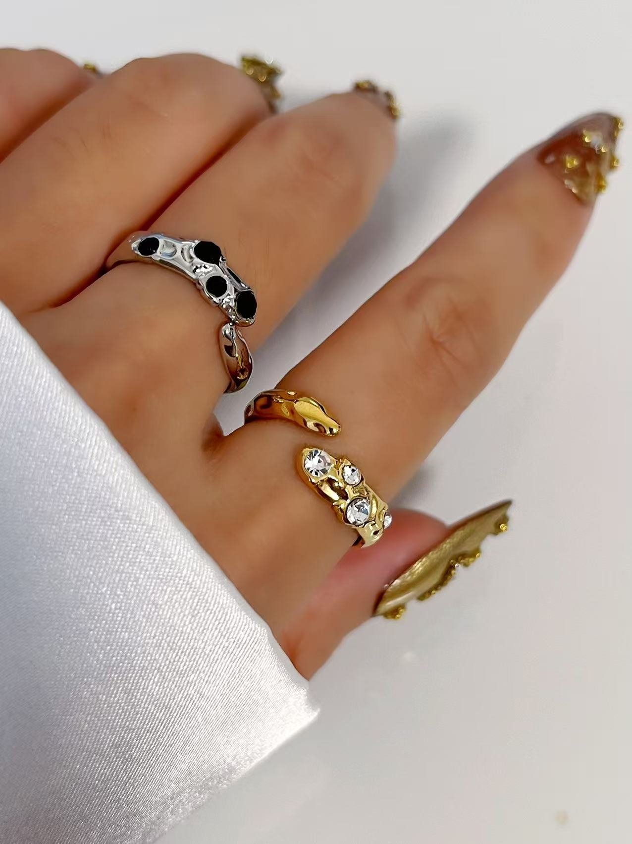 Relic Glow Vintage Zircon Ring - Image 3