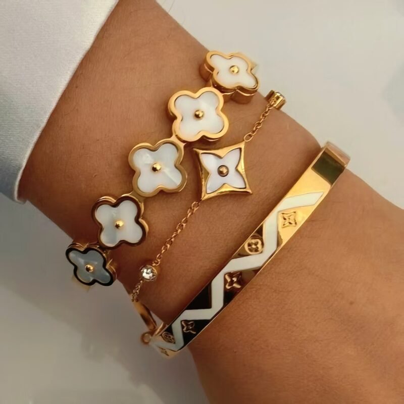 Four-Leaf Clover Rainbow Pearl Bracelet