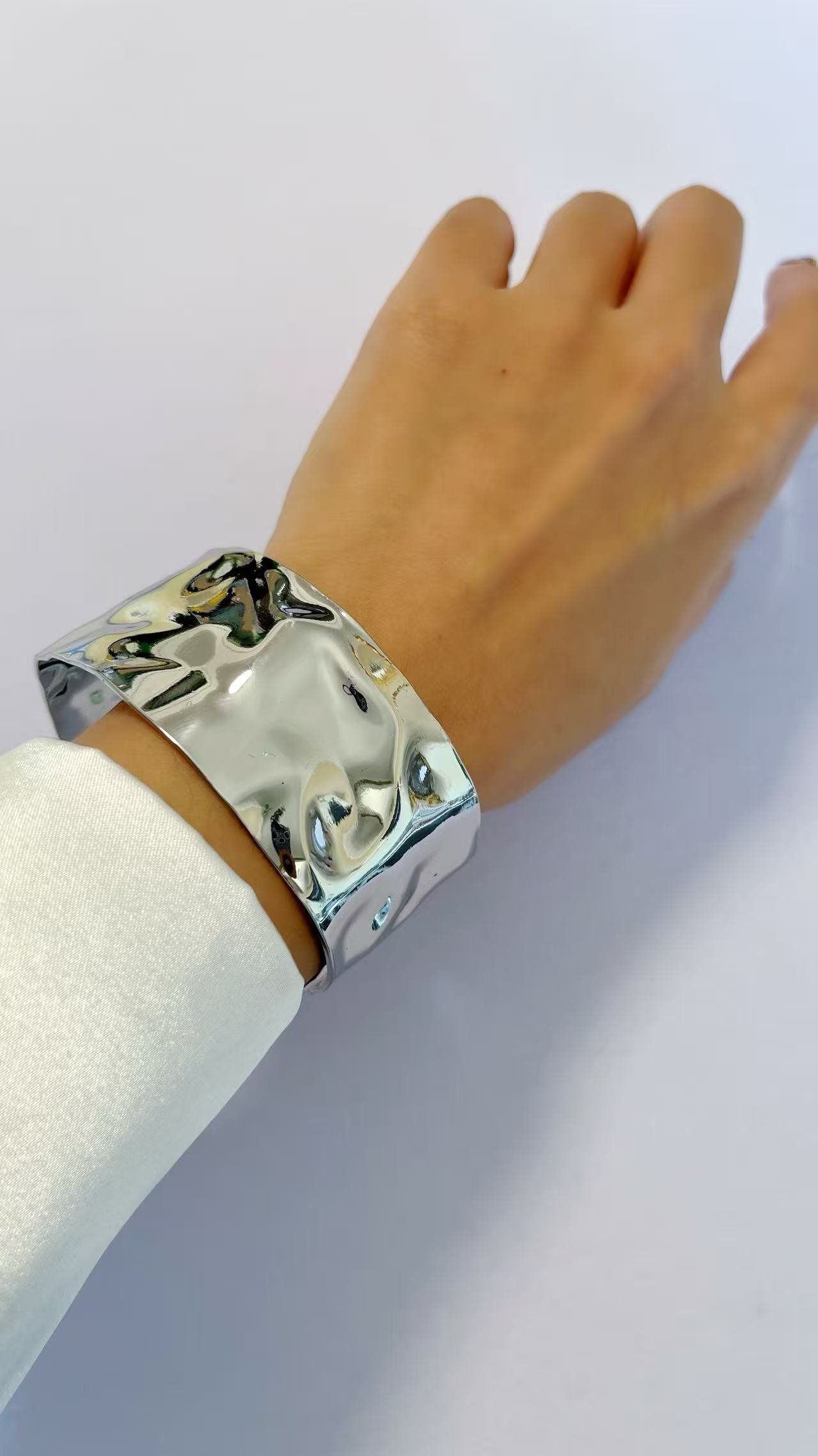 Luxe Hammered Gold Cuff Bangle - Image 3