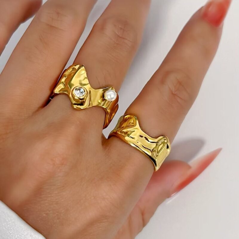 Sculptural Wave Ring Gold with Pearl & Zircon