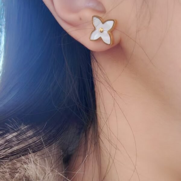White Shell Clover Stud Earrings