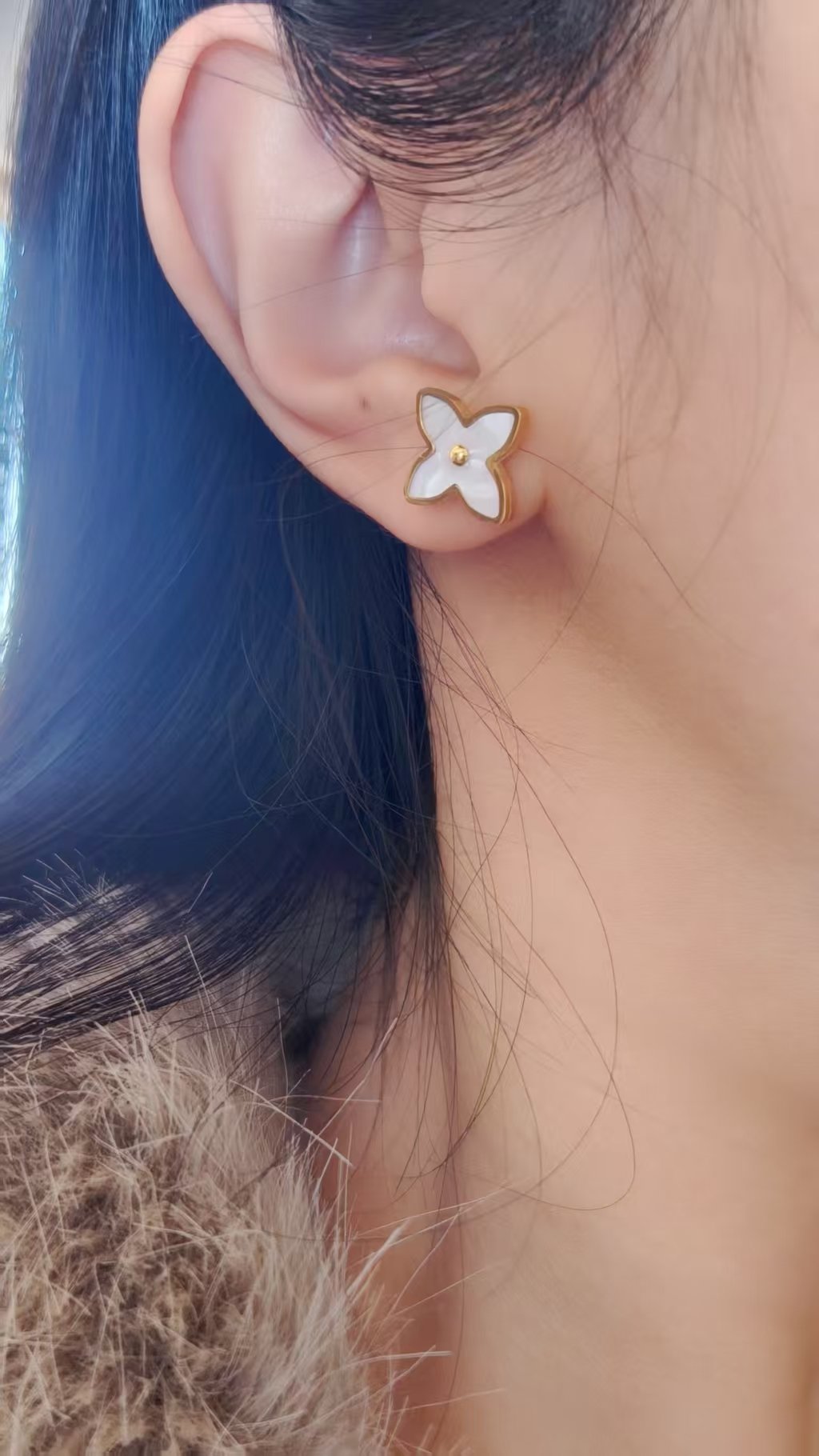 White Shell Clover Stud Earrings
