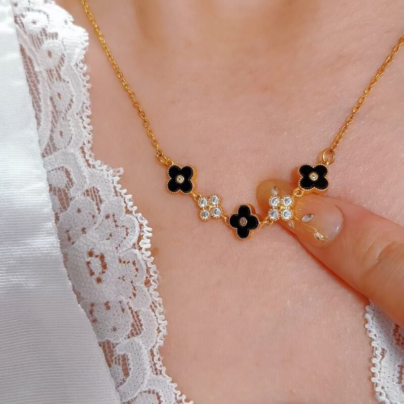 Minuit Clover Necklace