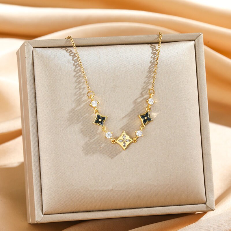 Noir Étoile Necklace