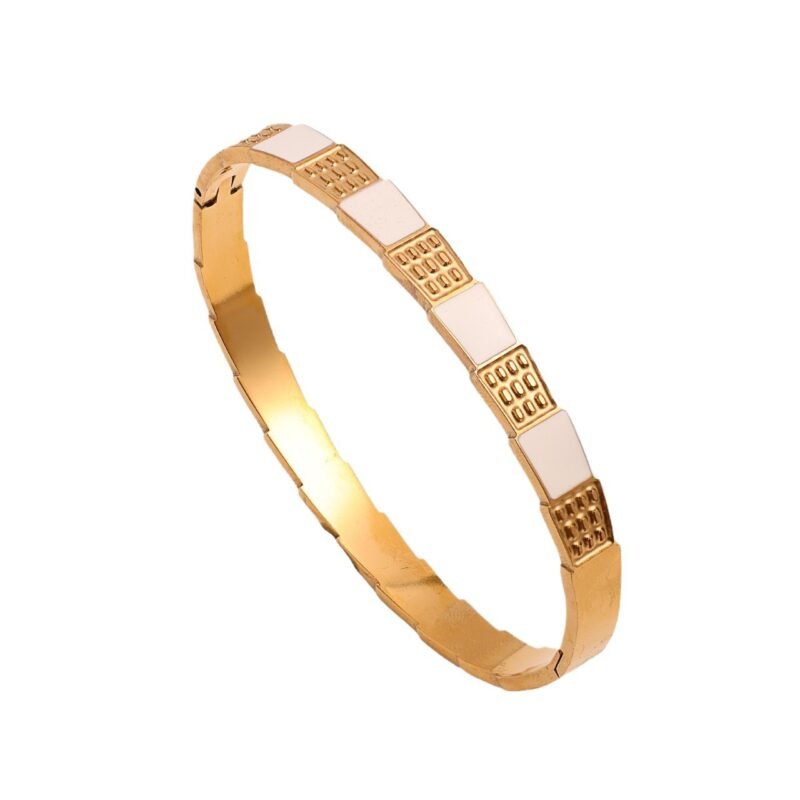 Vertebrae Pearl Bangle