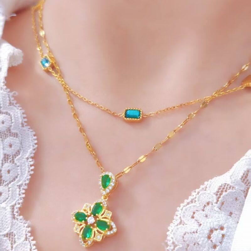 Emerald Clover Vintage Pendant Necklace