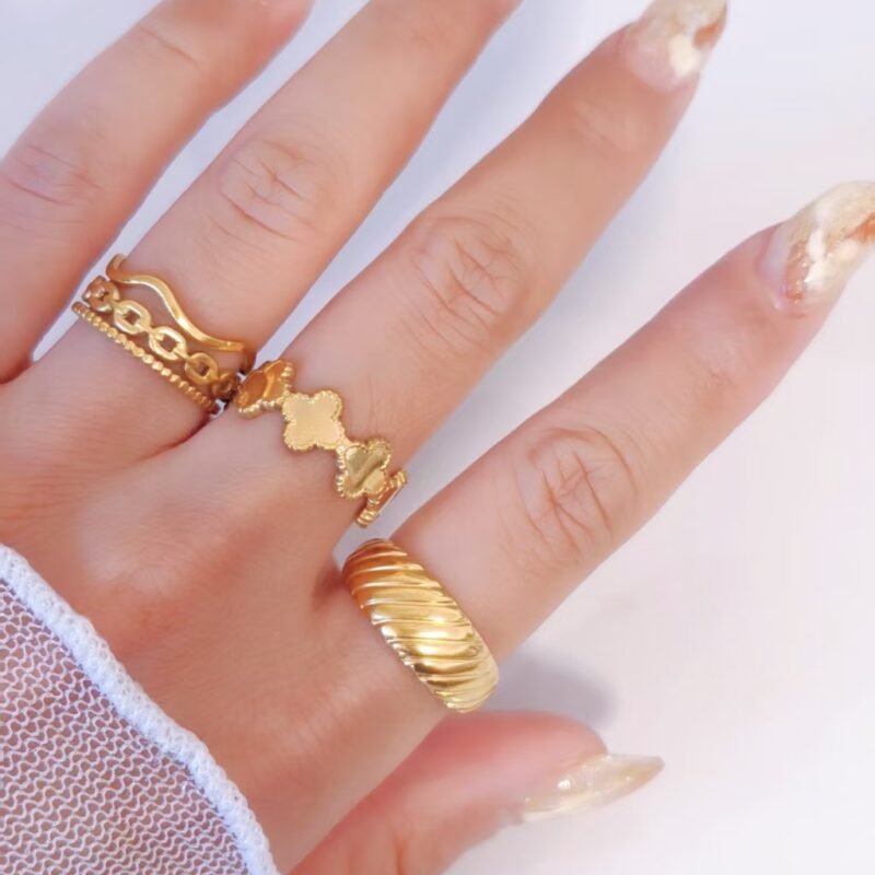 Clover Crown Scalloped Four-Leaf Band Ring