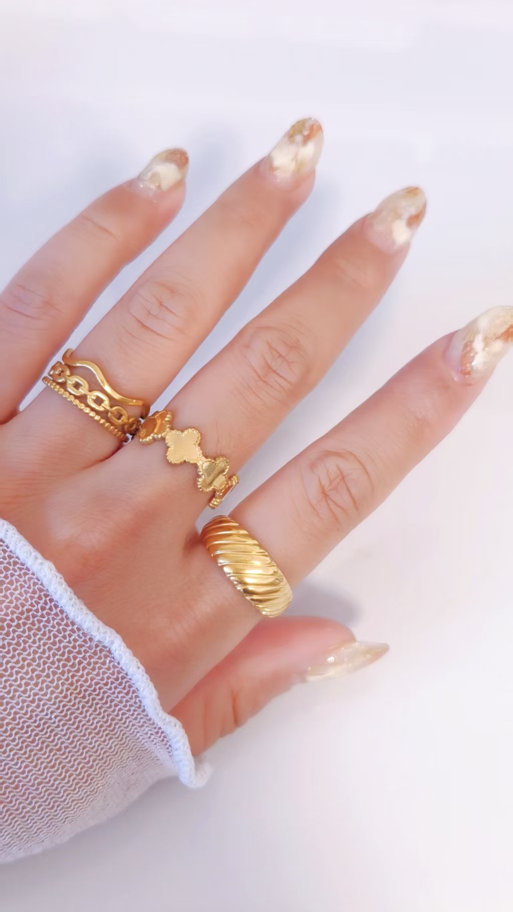 Clover Crown Scalloped Four-Leaf Band Ring - Image 2