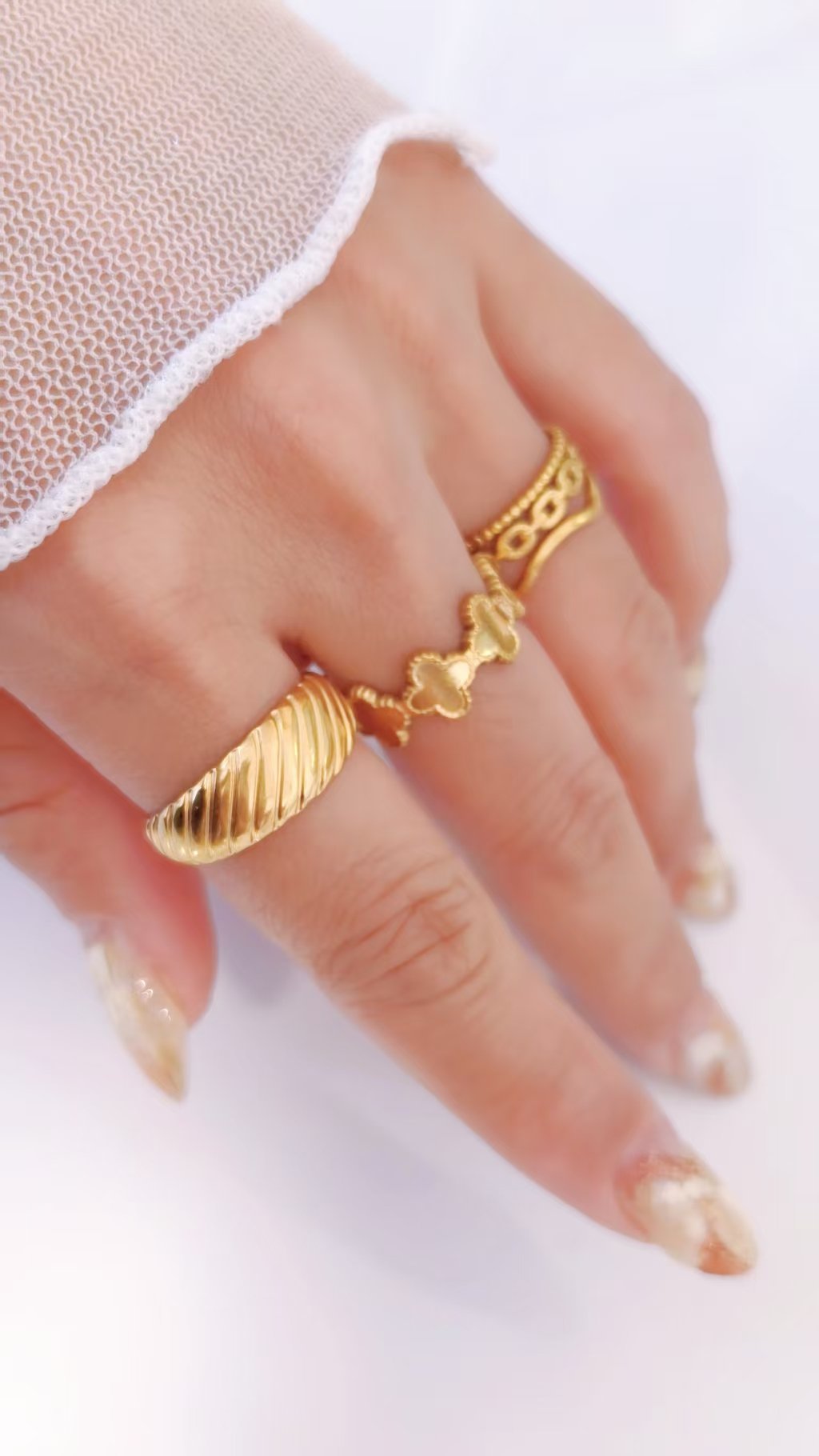 Clover Crown Scalloped Four-Leaf Band Ring - Image 3