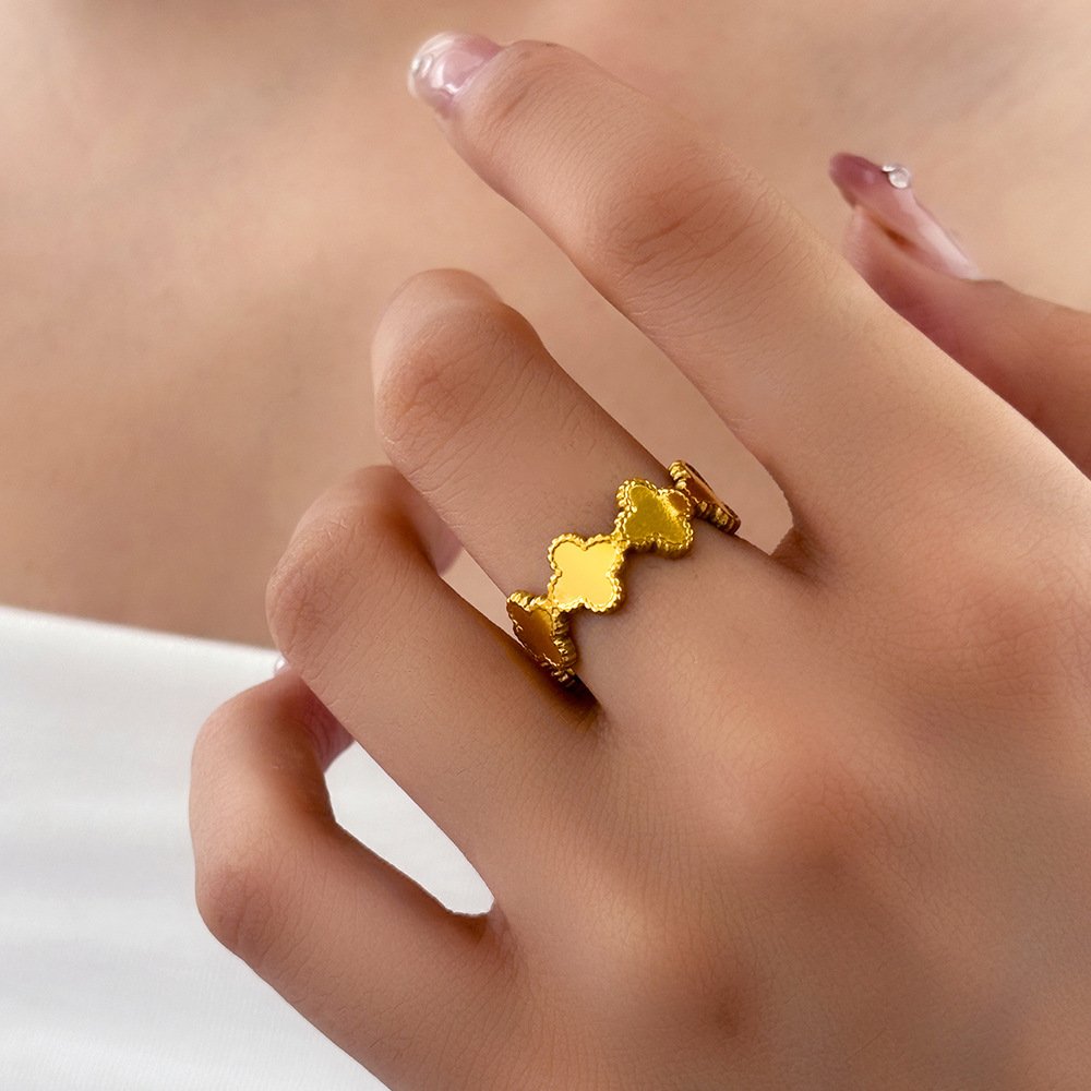 Clover Crown Scalloped Four-Leaf Band Ring - Image 4