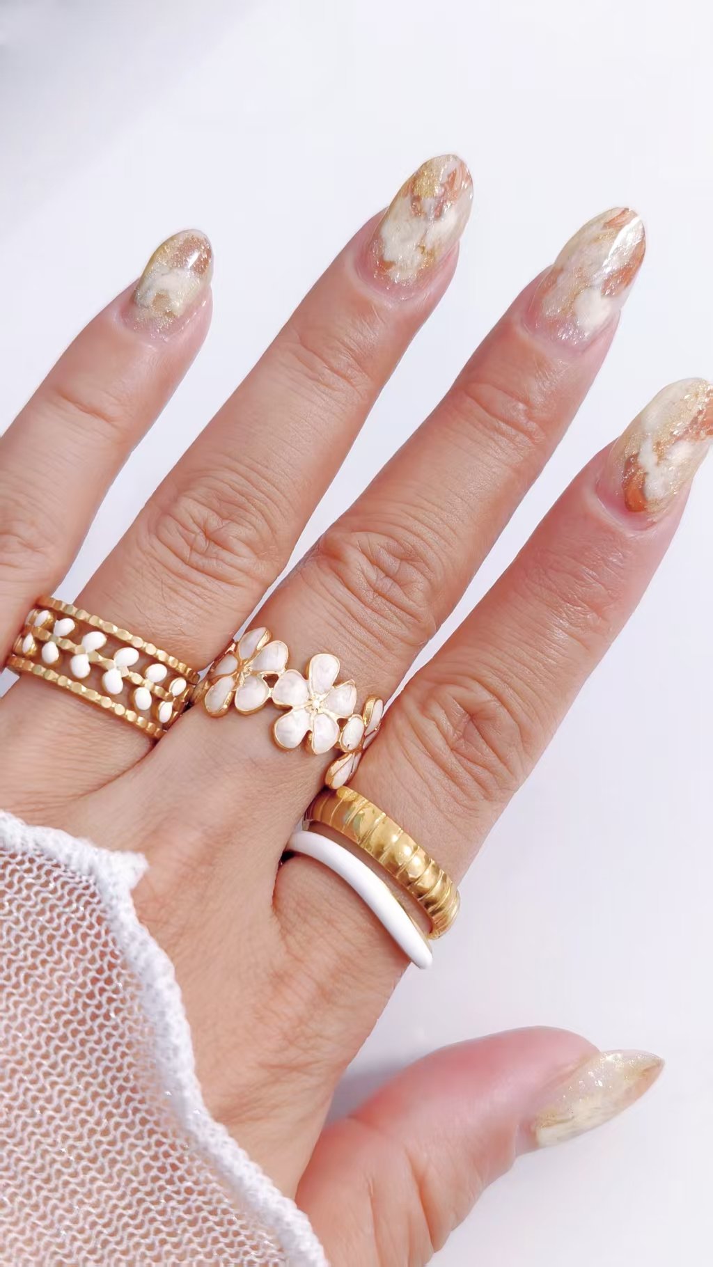 Daisy Chain Enamel Flower Ring - Image 3