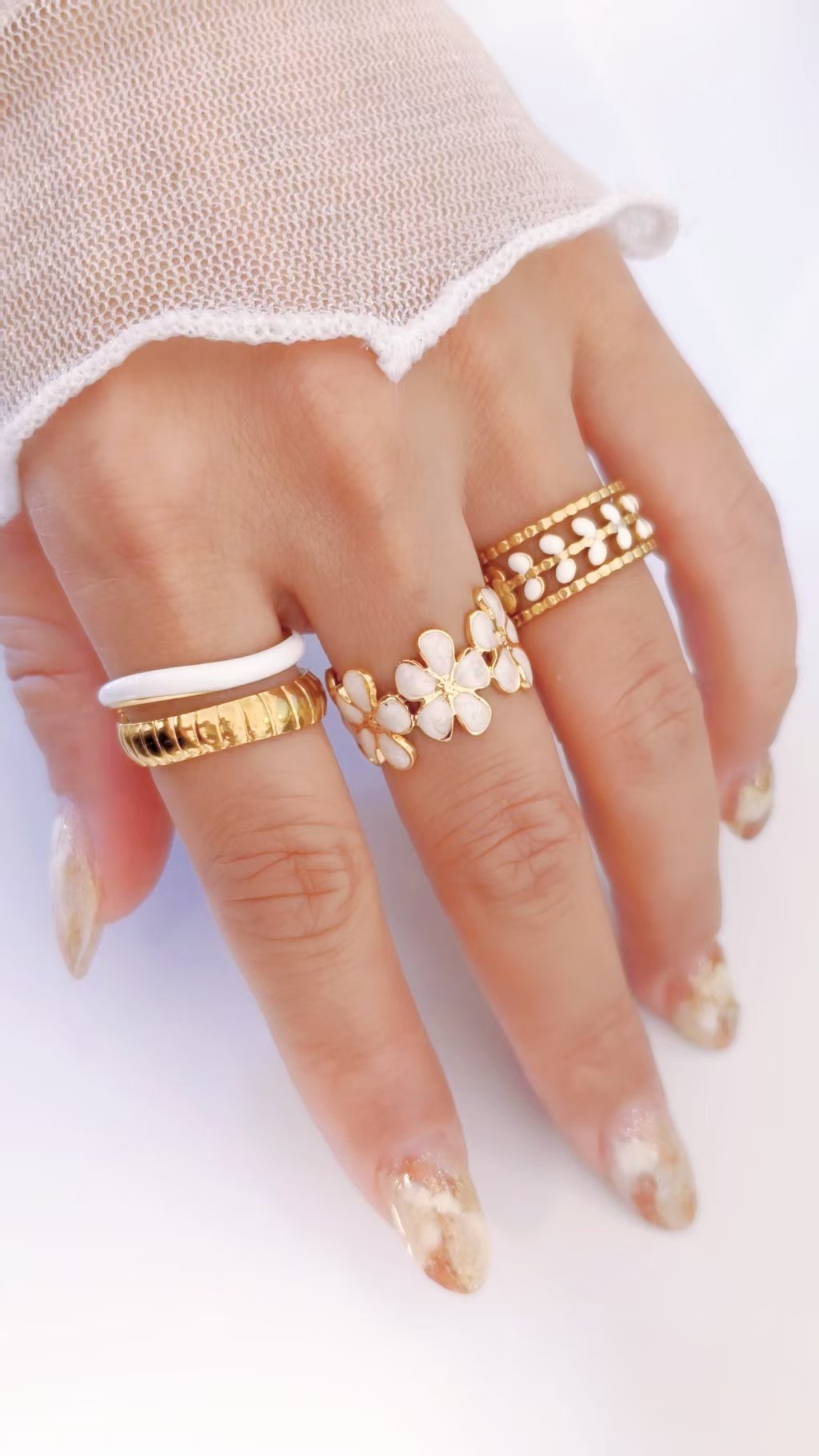 Daisy Chain Enamel Flower Ring - Image 2