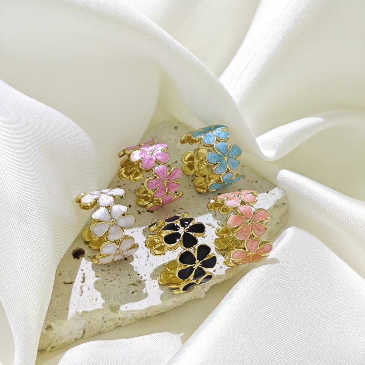 Daisy Chain Enamel Flower Ring - Image 10