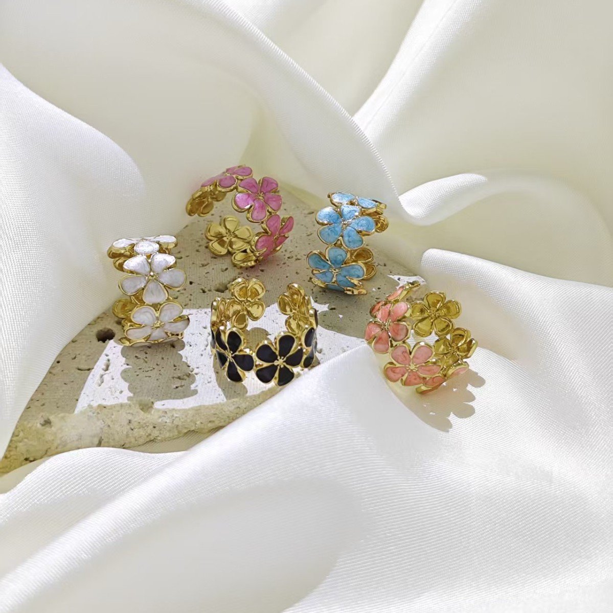 Daisy Chain Enamel Flower Ring - Image 9