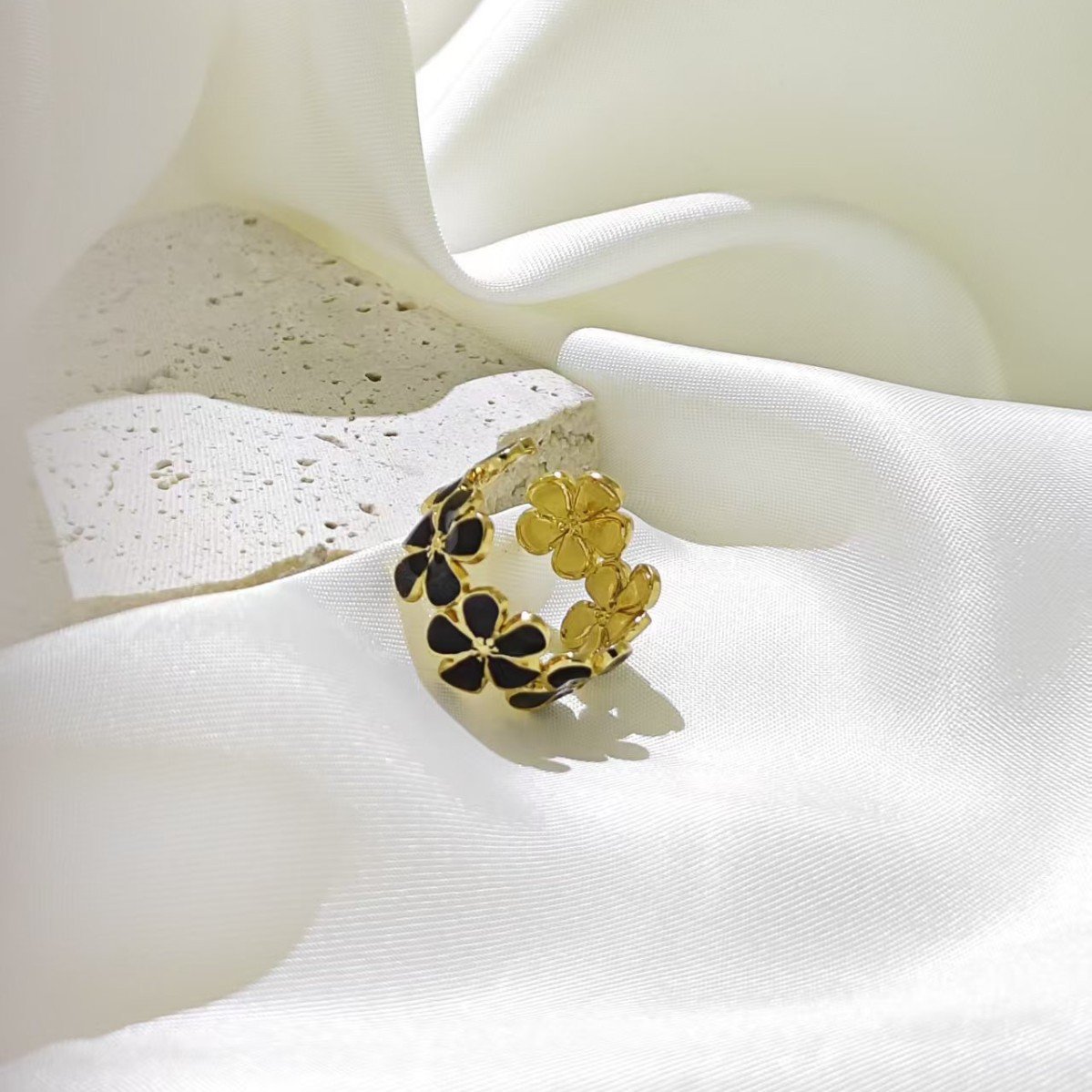 Daisy Chain Enamel Flower Ring - Image 5