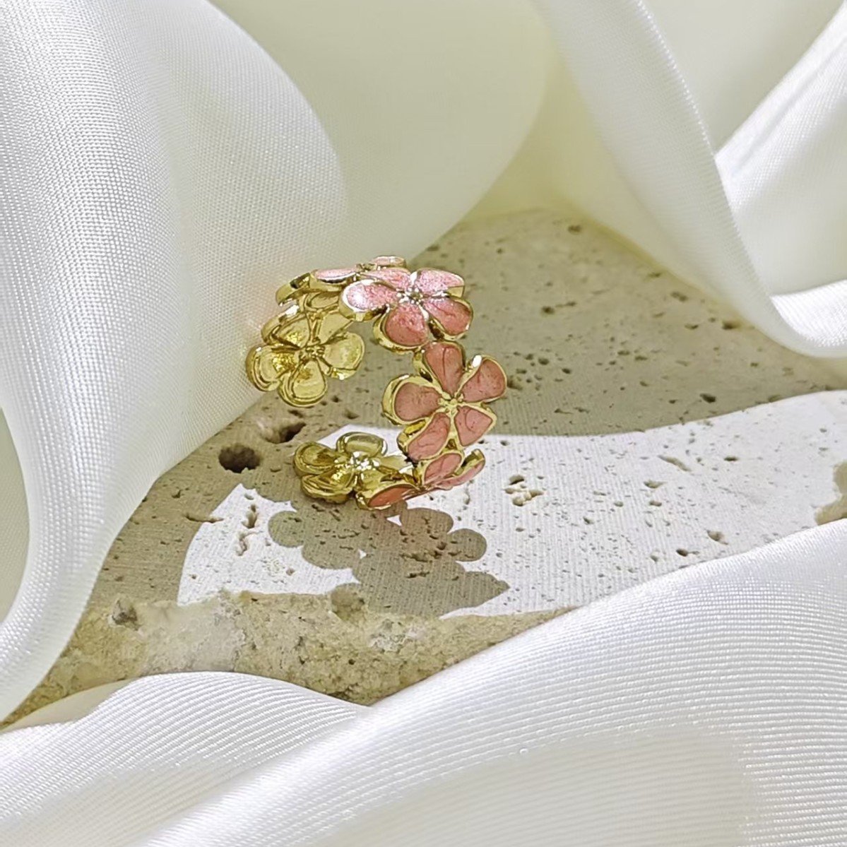 Daisy Chain Enamel Flower Ring - Image 6