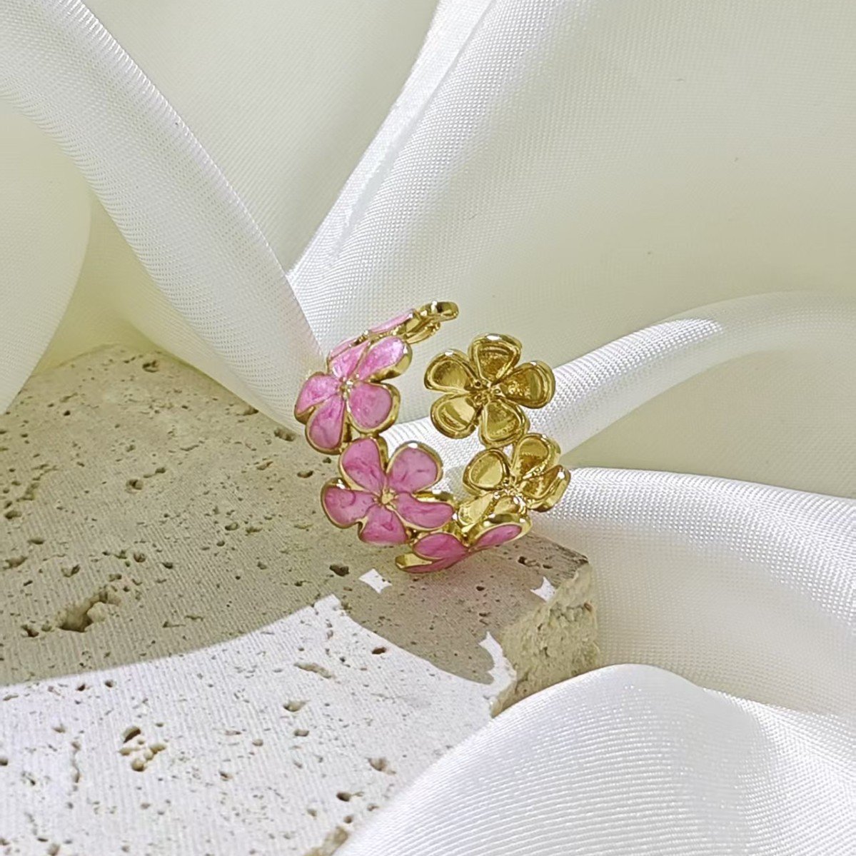 Daisy Chain Enamel Flower Ring - Image 7
