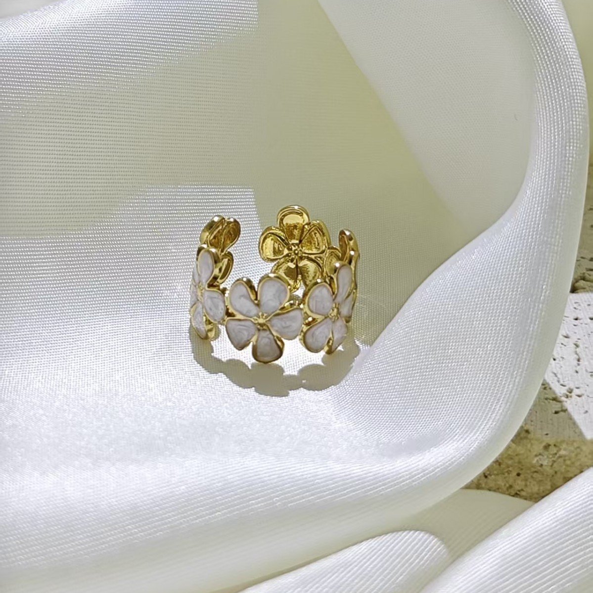 Daisy Chain Enamel Flower Ring - Image 4