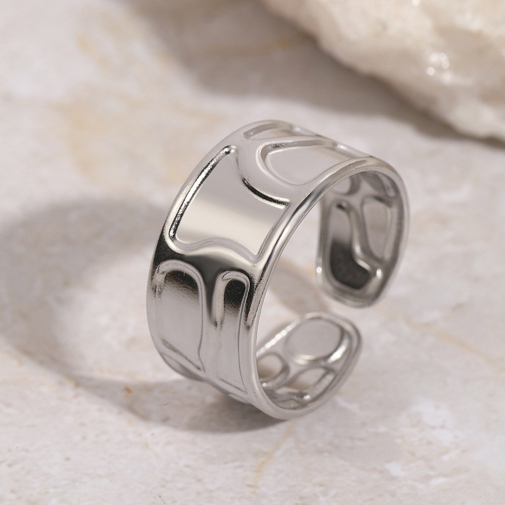 Relief Tiles Embossed Wide Band Ring - Image 3
